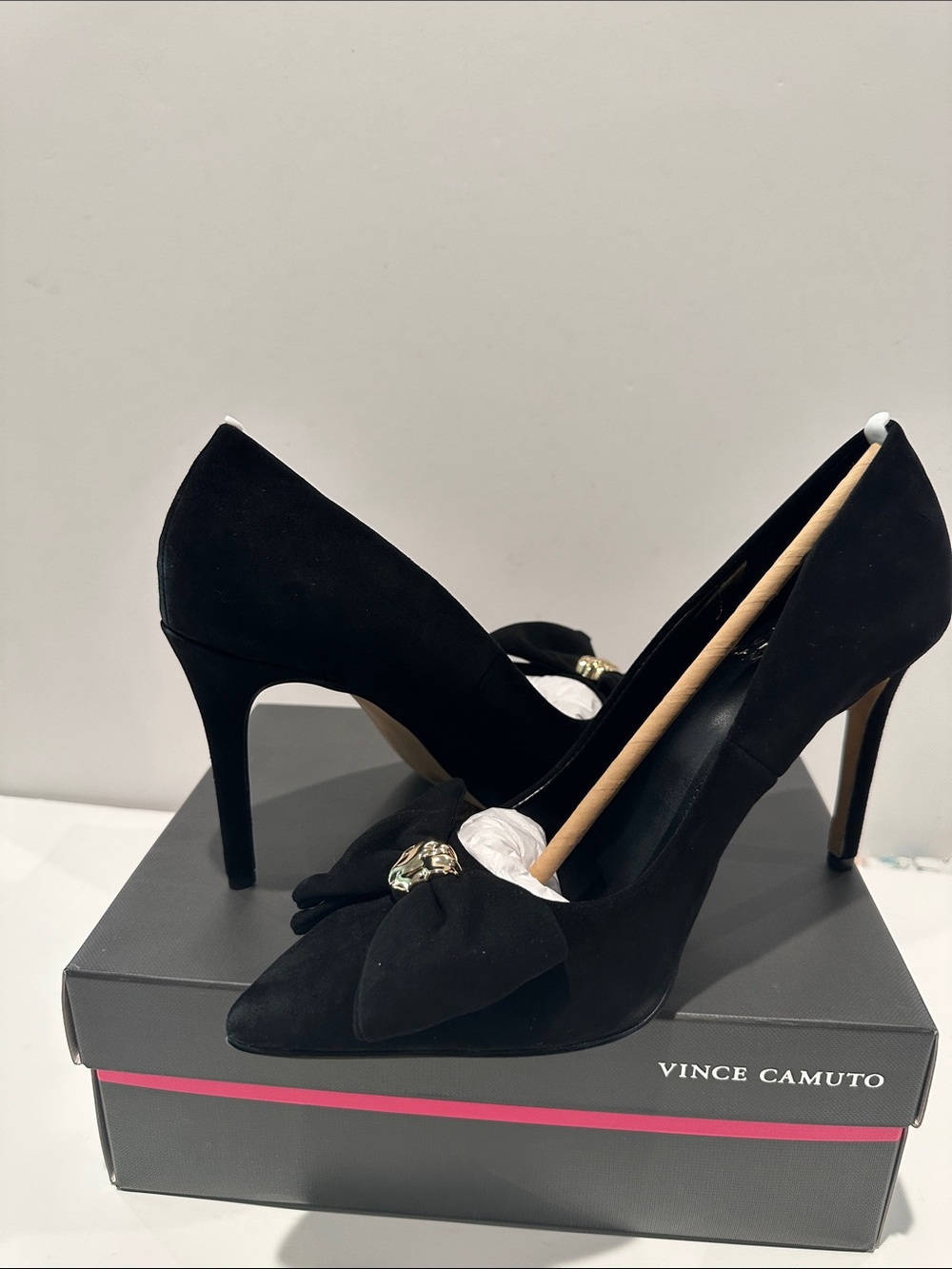 New in Box Vince CAMUTO Black Suede 3” Heels Pumps w/Bow and Goldtone Hardware. - Picture 8 of 8